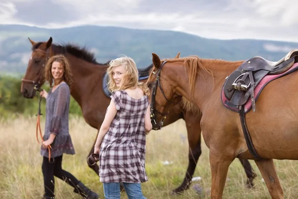 Mulheres Durante Viagem Cavalo — Fotografia de Stock