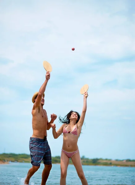 ビーチでビーチボールをしているカップル — ストック写真
