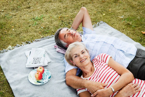Senior Erwachsenes Kaukasisches Paar Legt Sich Auf Picknickdecke Ins Gras — Stockfoto