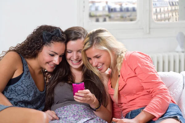 Jovens Mulheres Compartilham Texto Telefone Sofá — Fotografia de Stock