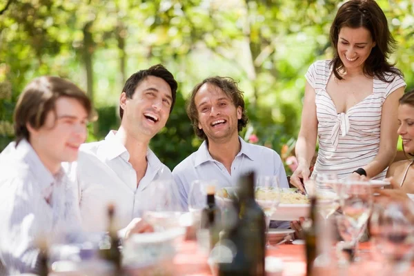 Des Gens Qui Rient Assis Sur Une Table — Photo