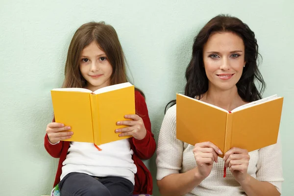 Mooie Kaukasische Moeder Dochter Gele Lezingsboeken Tegen Groene Achtergrond — Stockfoto