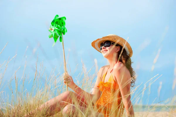 Donna Con Mulino Vento Spiaggia — Foto Stock