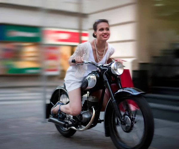 Mujer Joven Montando Motocicleta — Foto de Stock