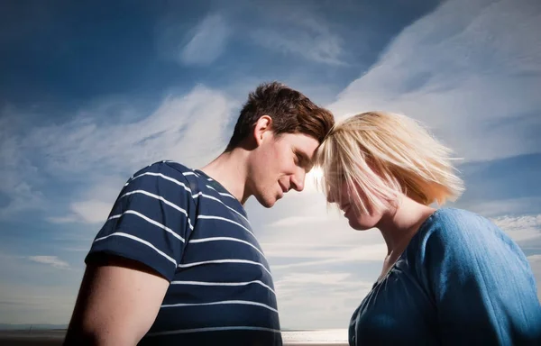 年轻漂亮的白种夫妇触摸天空下的头 — 图库照片