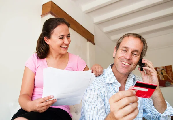 Ευτυχισμένο Ζευγάρι Πληρώσει Τον Λογαριασμό Πιστωτική Κάρτα — Φωτογραφία Αρχείου