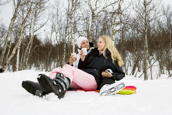 Pareja Bebiendo Bosque Invierno — Foto de Stock