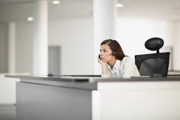 Ganska Vuxen Kvinnlig Receptionist Arbetsplats — Stockfoto