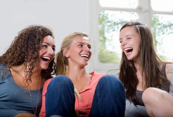 Mujeres Jóvenes Comparten Una Risa Casa — Foto de Stock