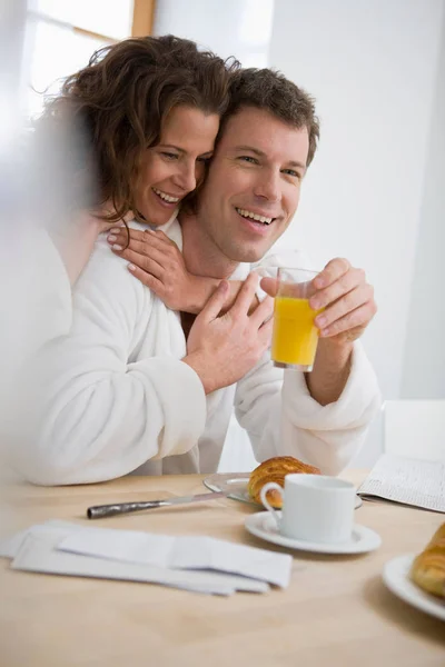 家で朝食を持っている白人のカップルを愛する — ストック写真