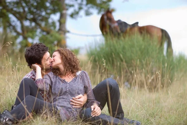 Coppia Amorevole Durante Casa Equitazione — Foto Stock