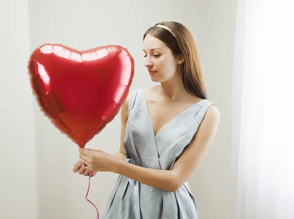 女人拿着心形的气球 — 图库照片
