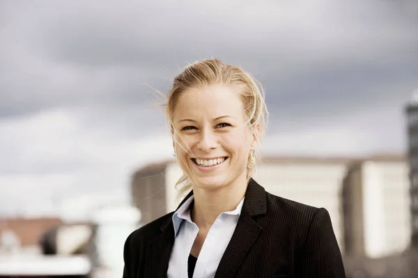 Retrato Empresaria Sonriendo Aire Libre — Foto de Stock