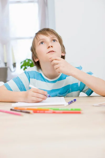 Pequeño Chico Caucásico Haciendo Tarea Mesa —  Fotos de Stock