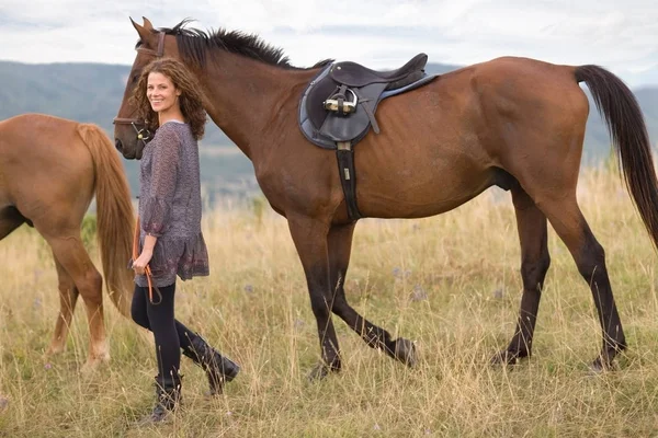 Mujer Caballos Las Montañas — Foto de Stock