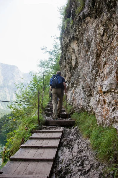 Uomo Cammina Salita Montagna — Foto Stock