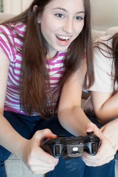 十几岁的女孩玩电子游戏 — 图库照片