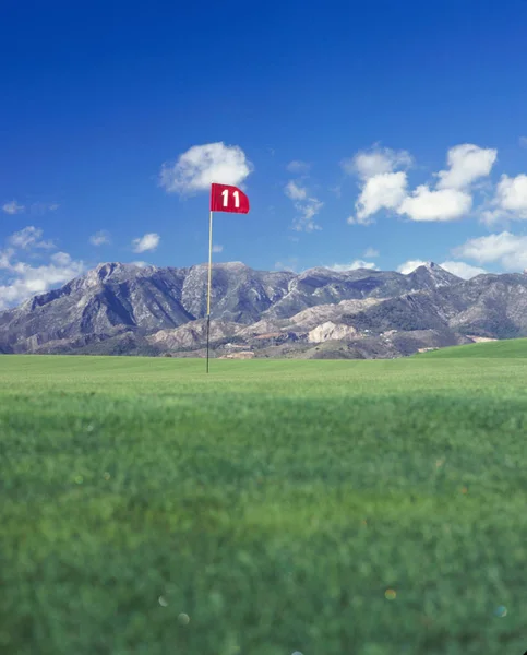 Golf Tee Met Berg Bewolkte Blauwe Hemel Achtergrond — Stockfoto