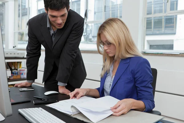 Collega Herziening Van Een Businessplan — Stockfoto