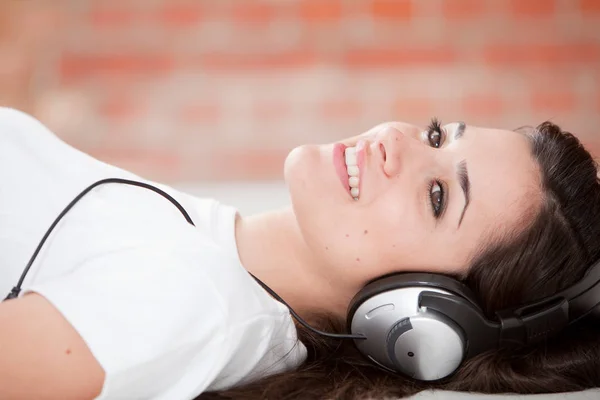 Mladá Krásná Kavkazský Žena Ležet Poslouchat Sluchátka — Stock fotografie