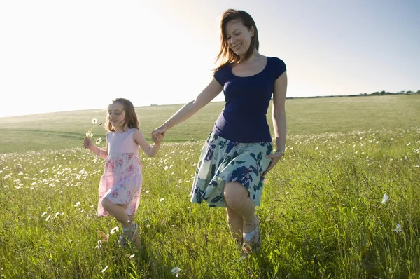 Vrouw Kind Lopen Door Zonnige Weide — Stockfoto