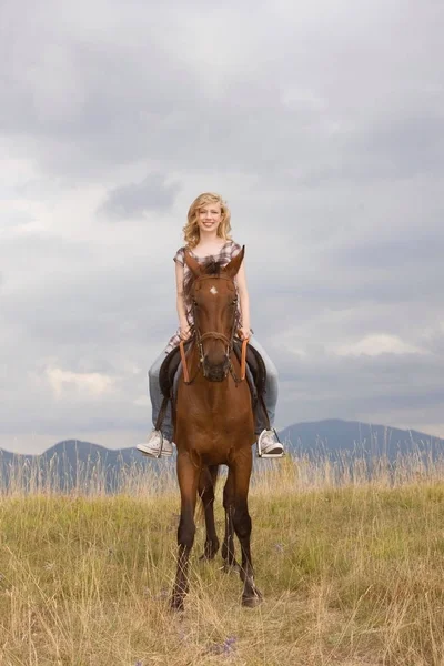 馬の上の若い女性 — ストック写真