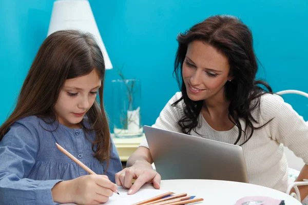 Ziemlich Kaukasische Mutter Hilft Tochter Bei Den Hausaufgaben — Stockfoto