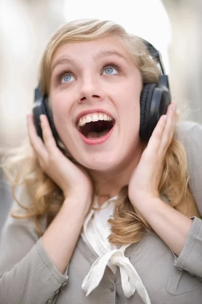 Jovem Mulher Ouvindo Música — Fotografia de Stock