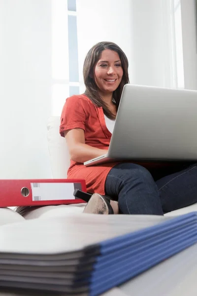 Mujer Usando Laptob Casa Oficina — Foto de Stock