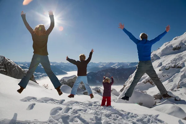 Feliz Família Salta Nas Montanhas Inverno — Fotografia de Stock