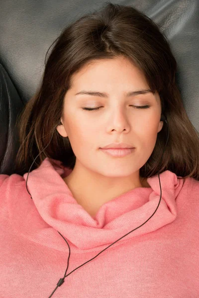 Retrato Joven Hermosa Mujer Caucásica Escuchando Música — Foto de Stock