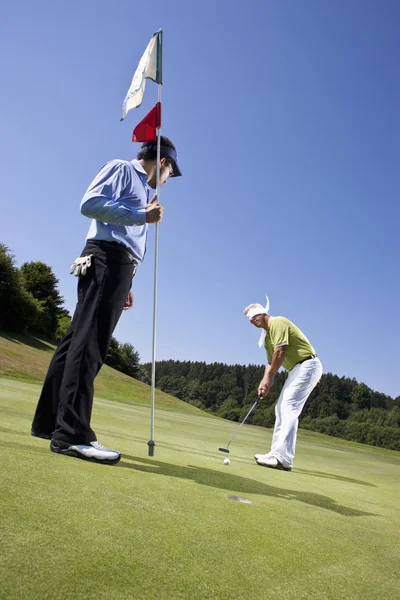 Golfer Mit Verbundenen Augen Und Caddy Auf Golfplatz — Stockfoto