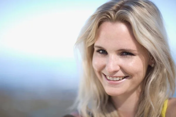 Retrato Uma Mulher Sorrindo — Fotografia de Stock