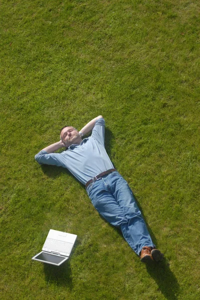 Zufriedener Mann Entspannt Mit Auf Rasen — Stockfoto