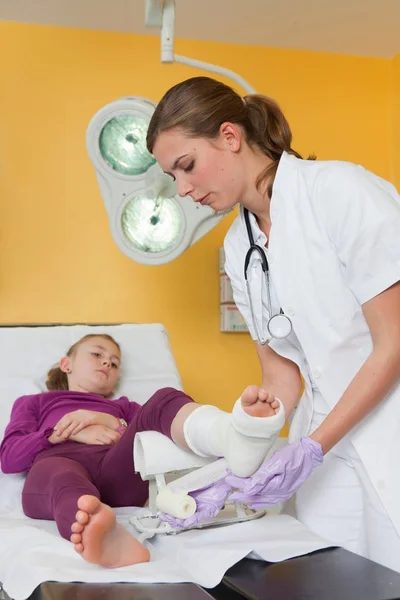 Verpleegkundige Een Dressing Aan Meisjes Voet Toe Passen — Stockfoto