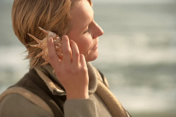 Femme Par Mer Écoute Coquillage — Photo