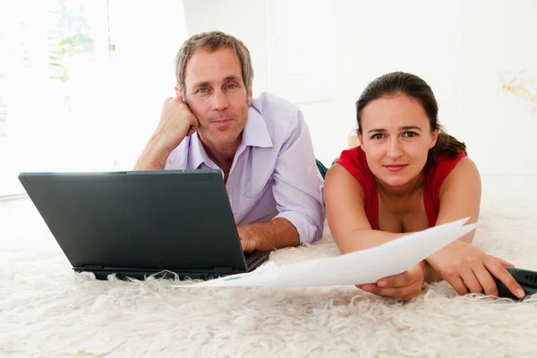 Retrato Pareja Pagando Facturas — Foto de Stock