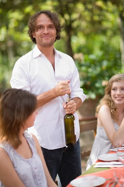 Homme Ouvre Une Bouteille Vin — Photo