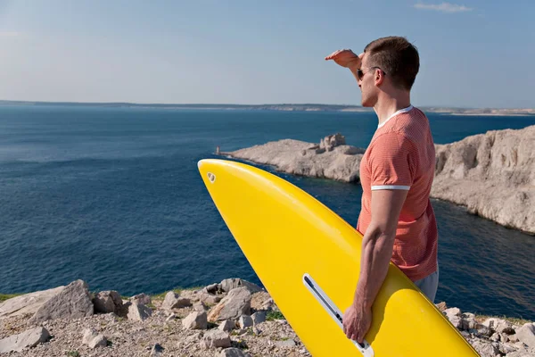 Uomo Con Tavola Surf Guardando Mare — Foto Stock
