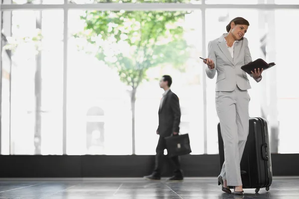 Mujer Con Agenda Aeropuerto — Foto de Stock