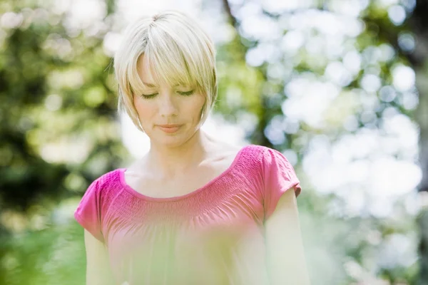 Jeune Femme Dans Nature — Photo