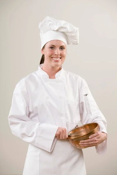 微笑的厨师拿着搅拌碗 — 图库照片