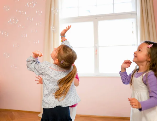 Dívky Hrají Spolu Bublinkami — Stock fotografie