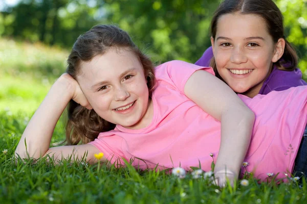 Twee Meisjes Rusten Weide Gelukkig — Stockfoto