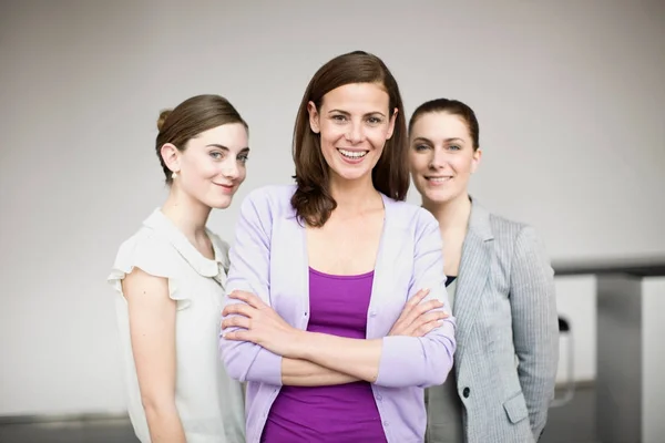 オフィスで女性ビジネス チーム — ストック写真