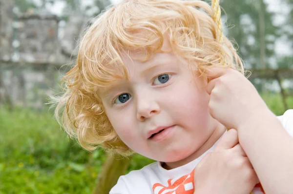 Gekrulde Haired Jongen Schommel Zoek — Stockfoto