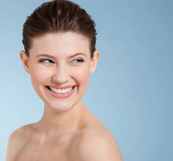 Retrato Sonriente Hermosa Mujer Joven Caucásica Sobre Fondo Azul — Foto de Stock