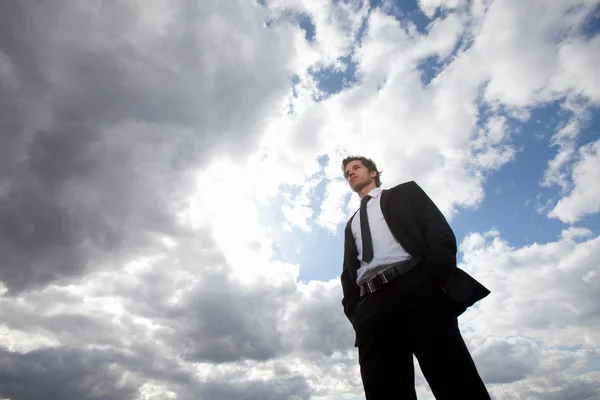 Bulutlu Gökyüzü Karşı Poz Başarılı Beyaz Adamı — Stok fotoğraf