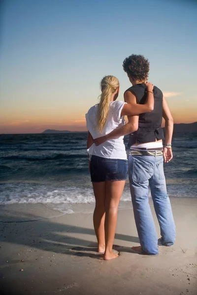 Loving Cple Look Out Sea Sunset — Stock Photo, Image