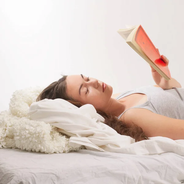 Jovem Bonita Atraente Mulher Caucasiana Deitado Com Livro — Fotografia de Stock